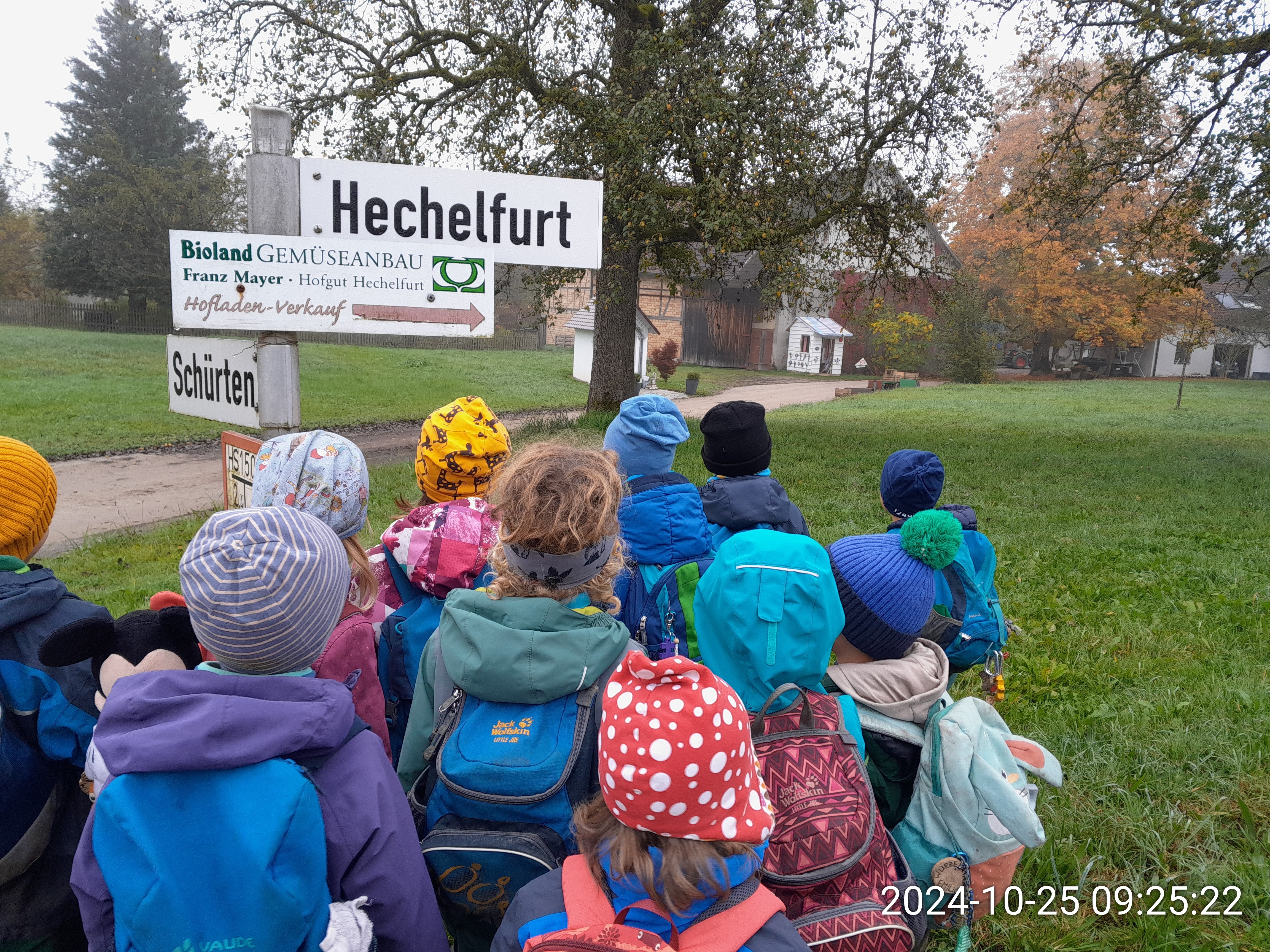 Die Kinder laufen nach Hechelfurt und entdecken das Schild zum BioMayer