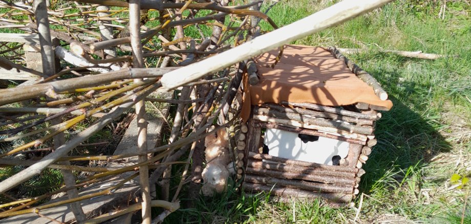 Selbstgebautes Häuschen aus Holz für den Osterhasen